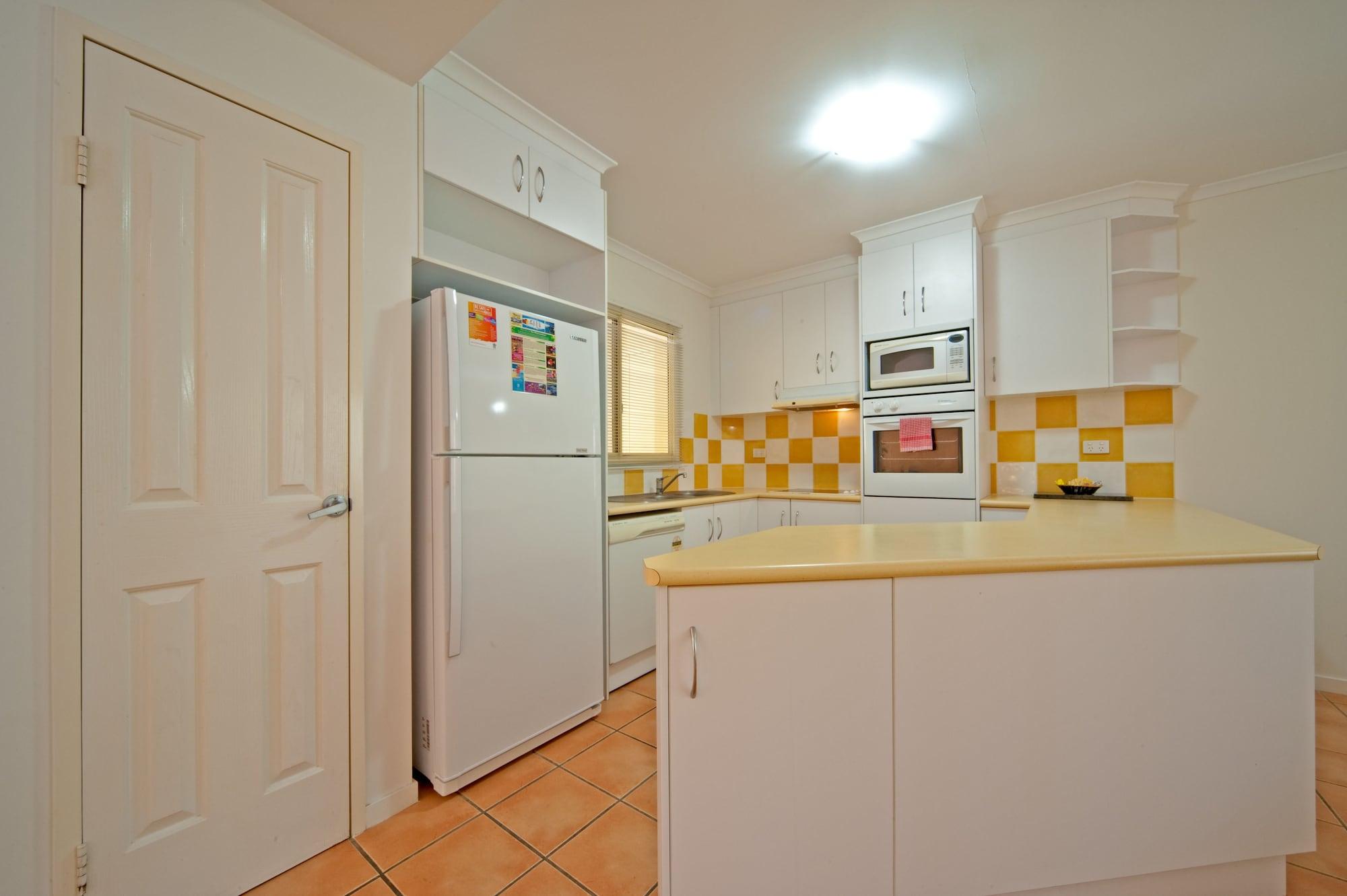 At Beach Court Holiday Villas Airlie Beach Exteriör bild