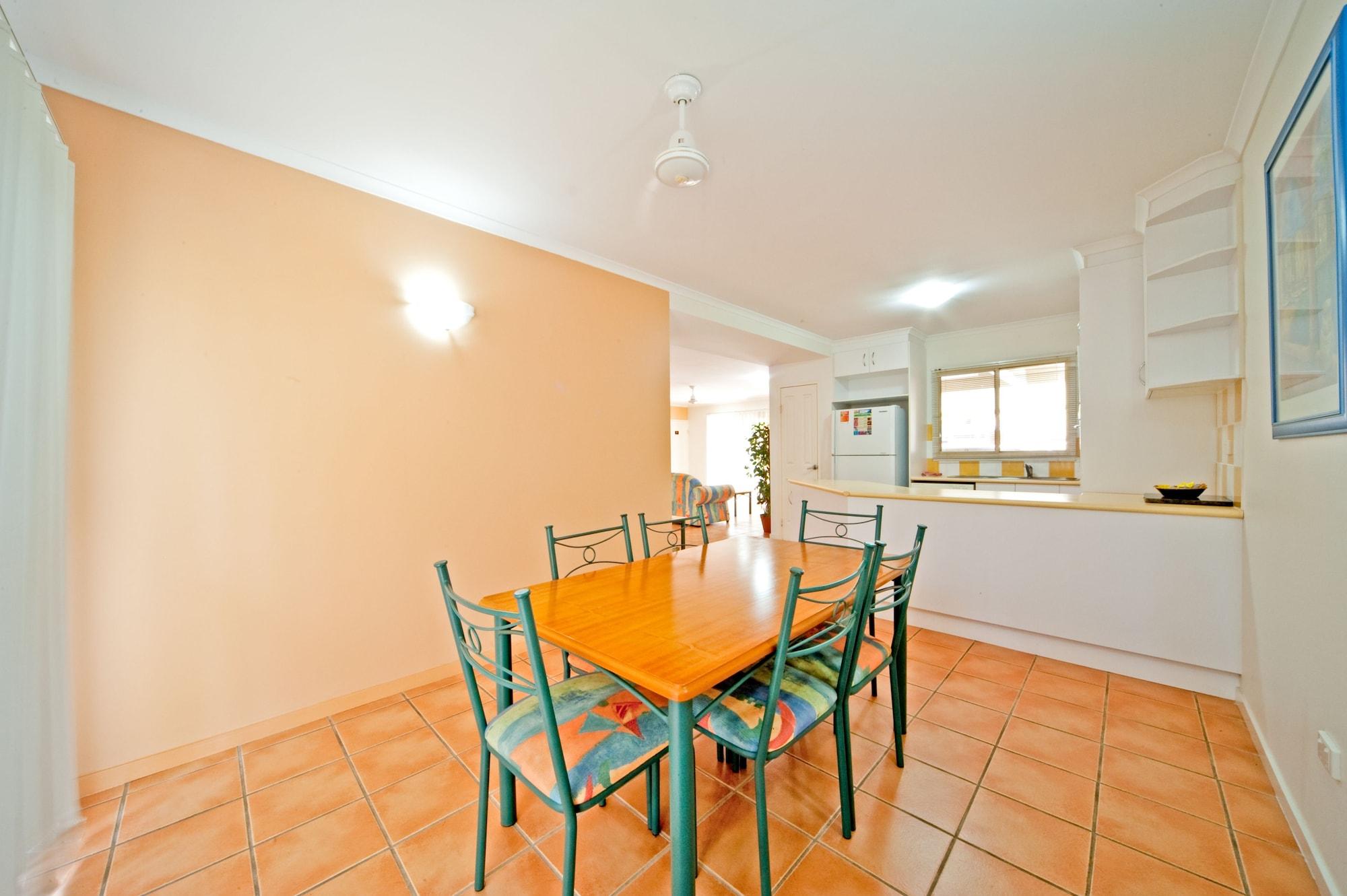 At Beach Court Holiday Villas Airlie Beach Exteriör bild