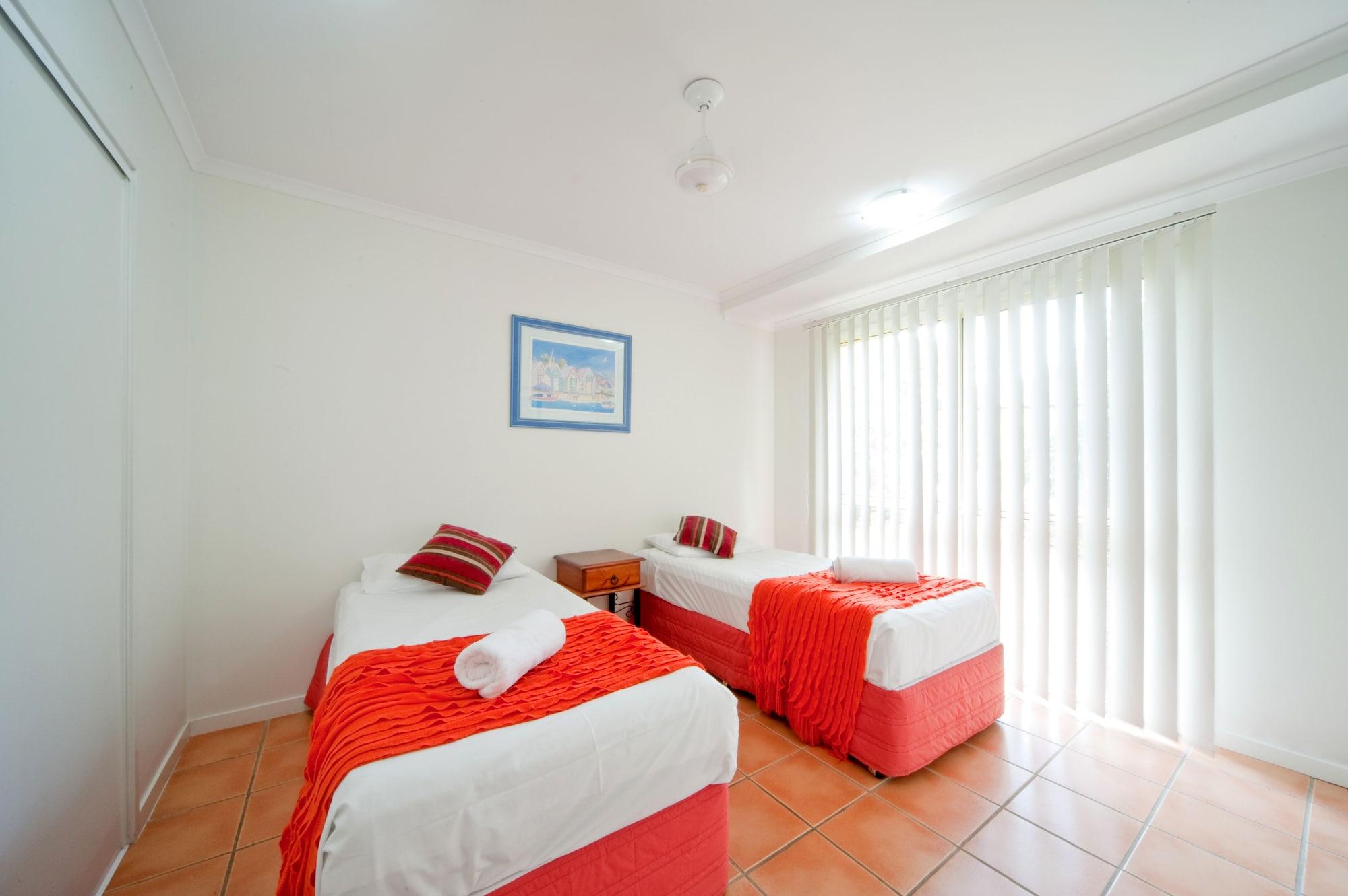 At Beach Court Holiday Villas Airlie Beach Exteriör bild