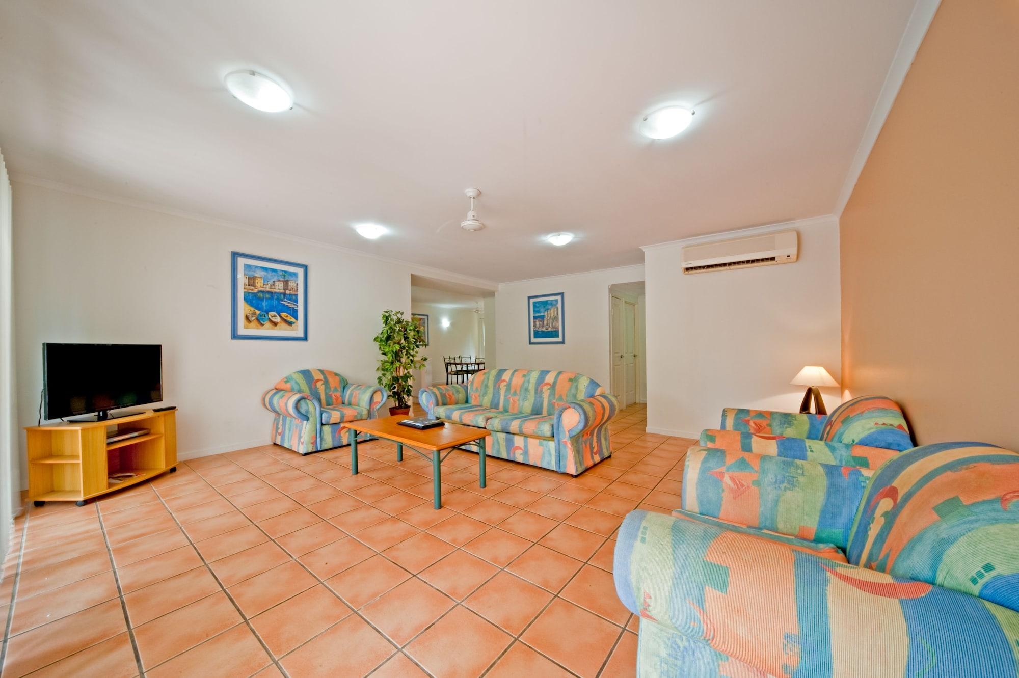 At Beach Court Holiday Villas Airlie Beach Exteriör bild