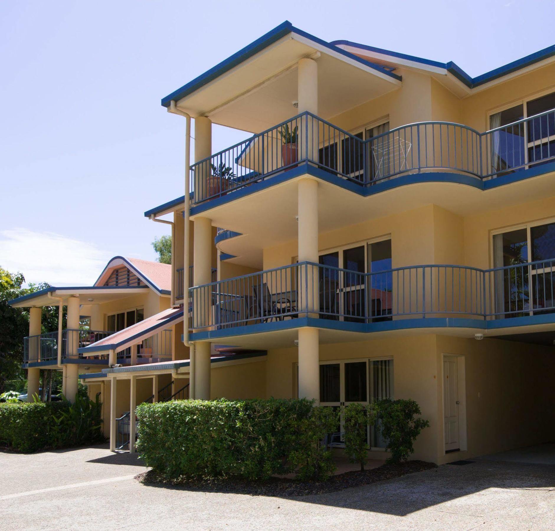 At Beach Court Holiday Villas Airlie Beach Exteriör bild