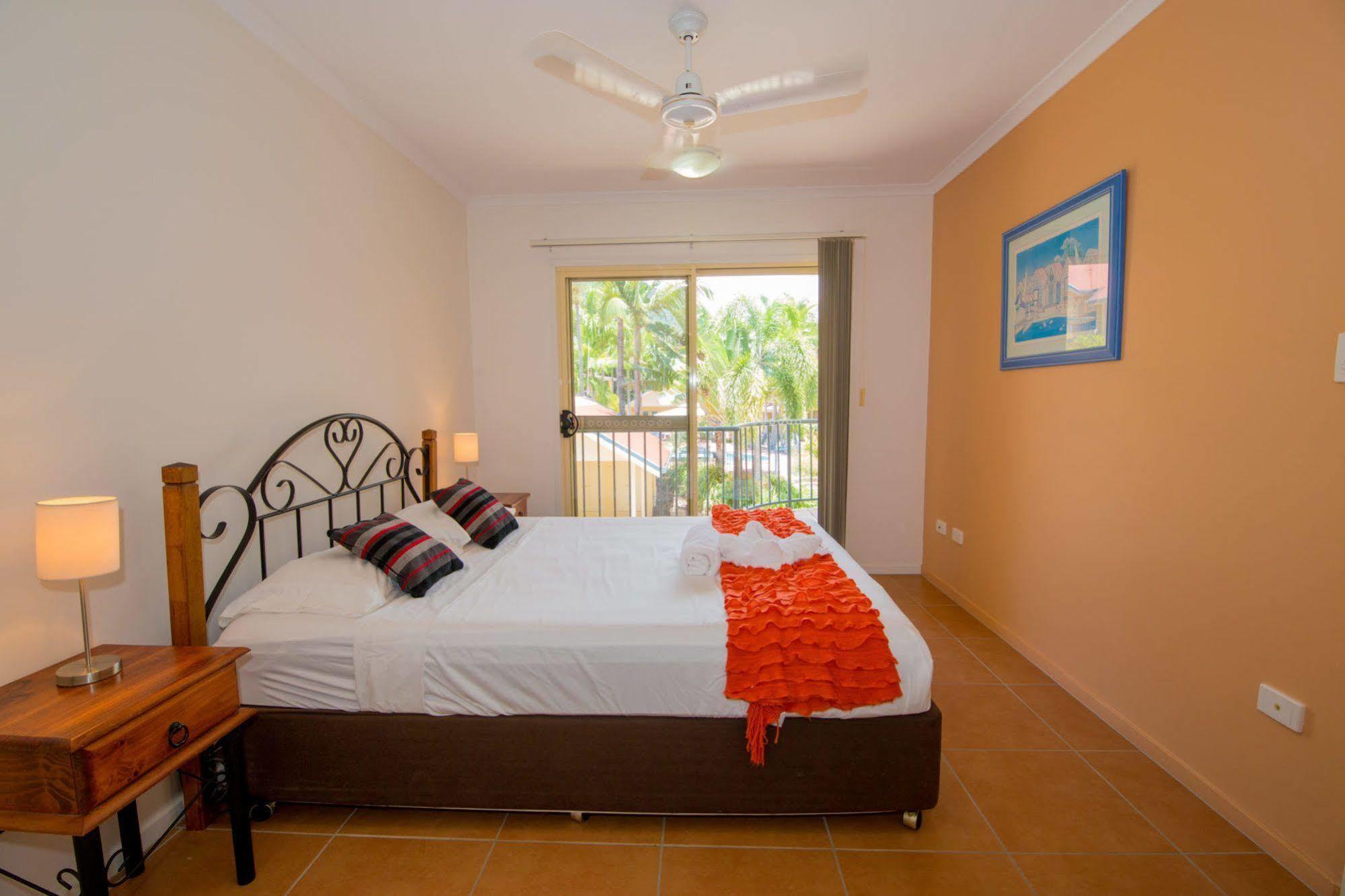 At Beach Court Holiday Villas Airlie Beach Exteriör bild