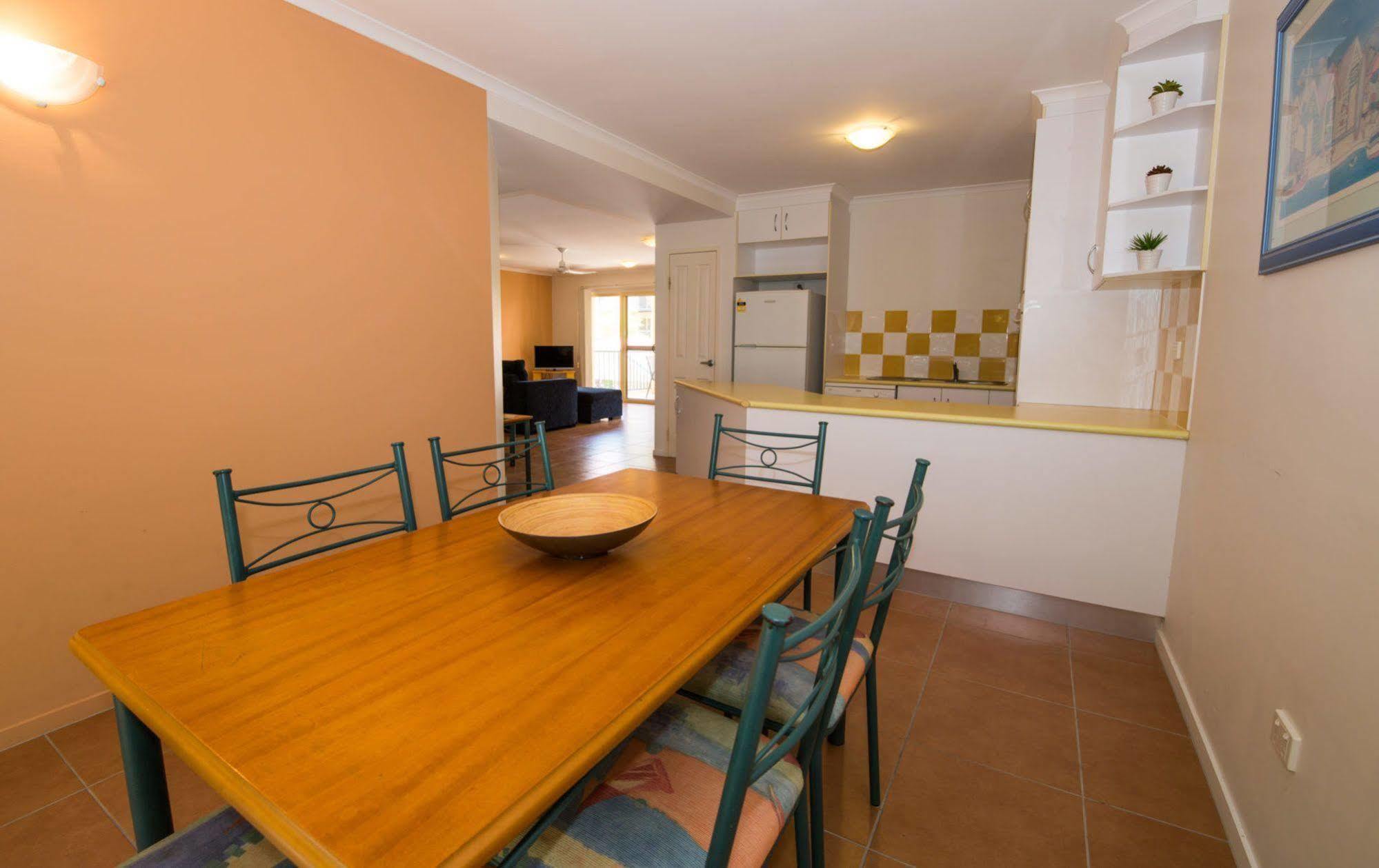 At Beach Court Holiday Villas Airlie Beach Exteriör bild