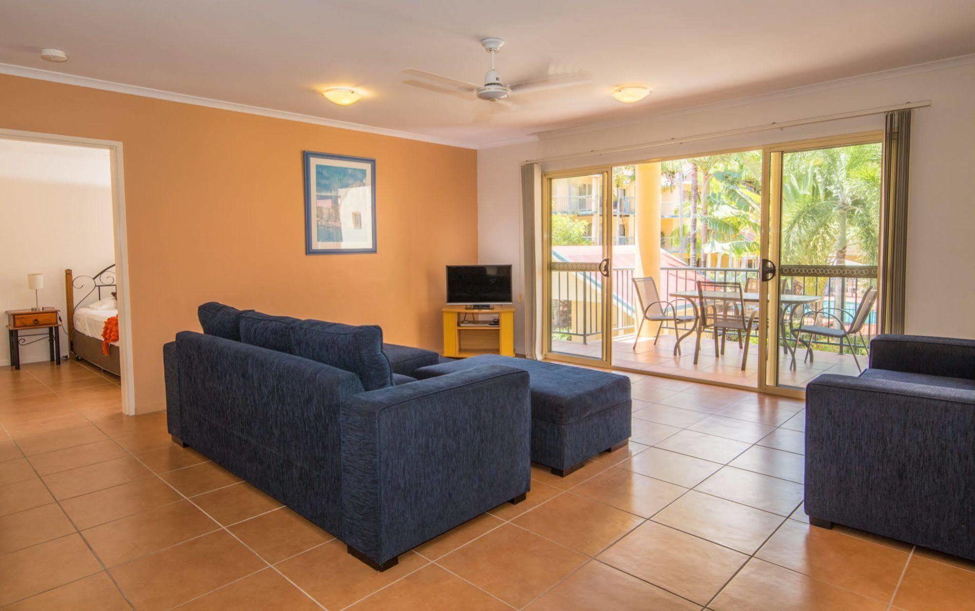 At Beach Court Holiday Villas Airlie Beach Exteriör bild