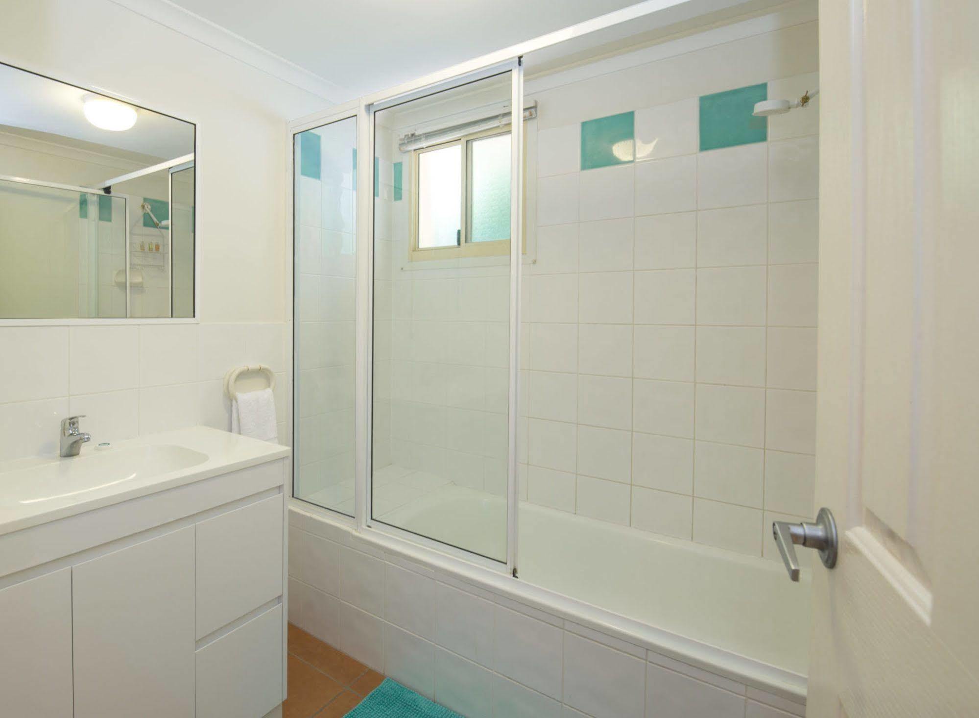 At Beach Court Holiday Villas Airlie Beach Exteriör bild