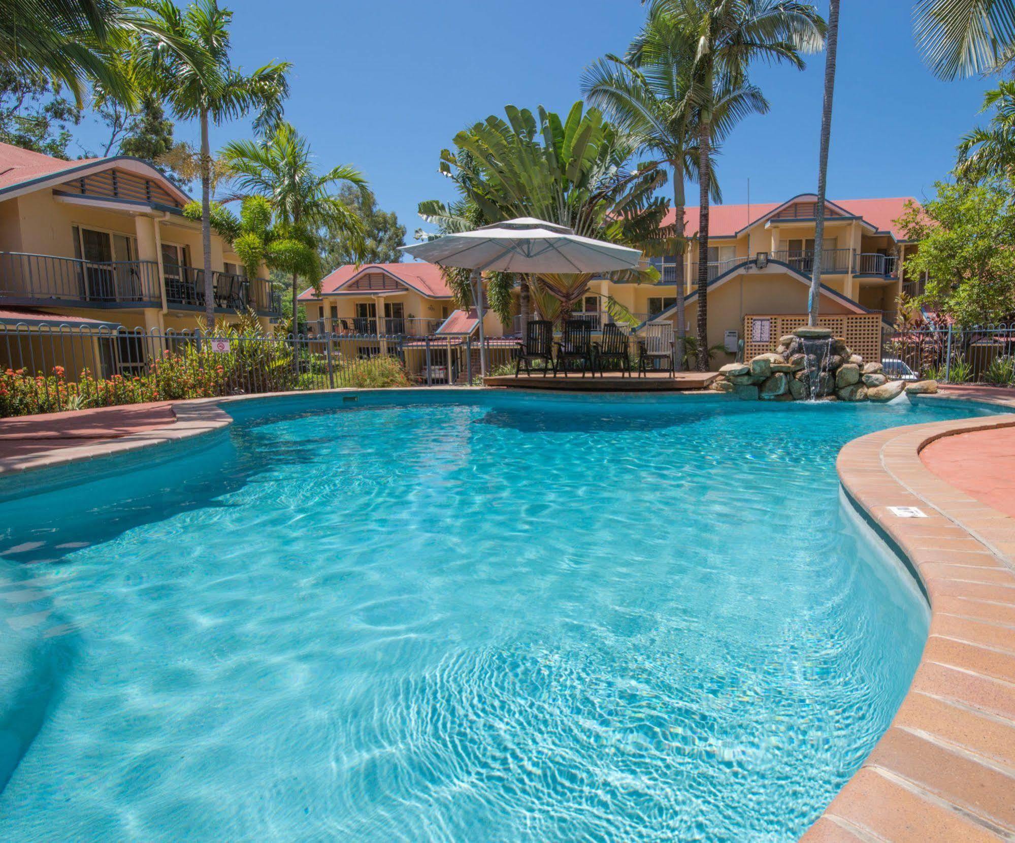 At Beach Court Holiday Villas Airlie Beach Exteriör bild