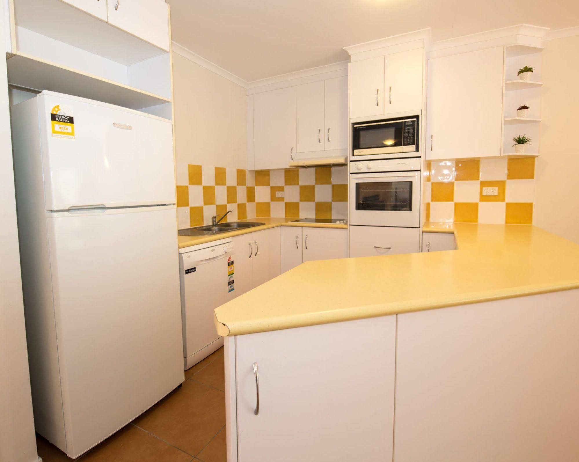 At Beach Court Holiday Villas Airlie Beach Exteriör bild