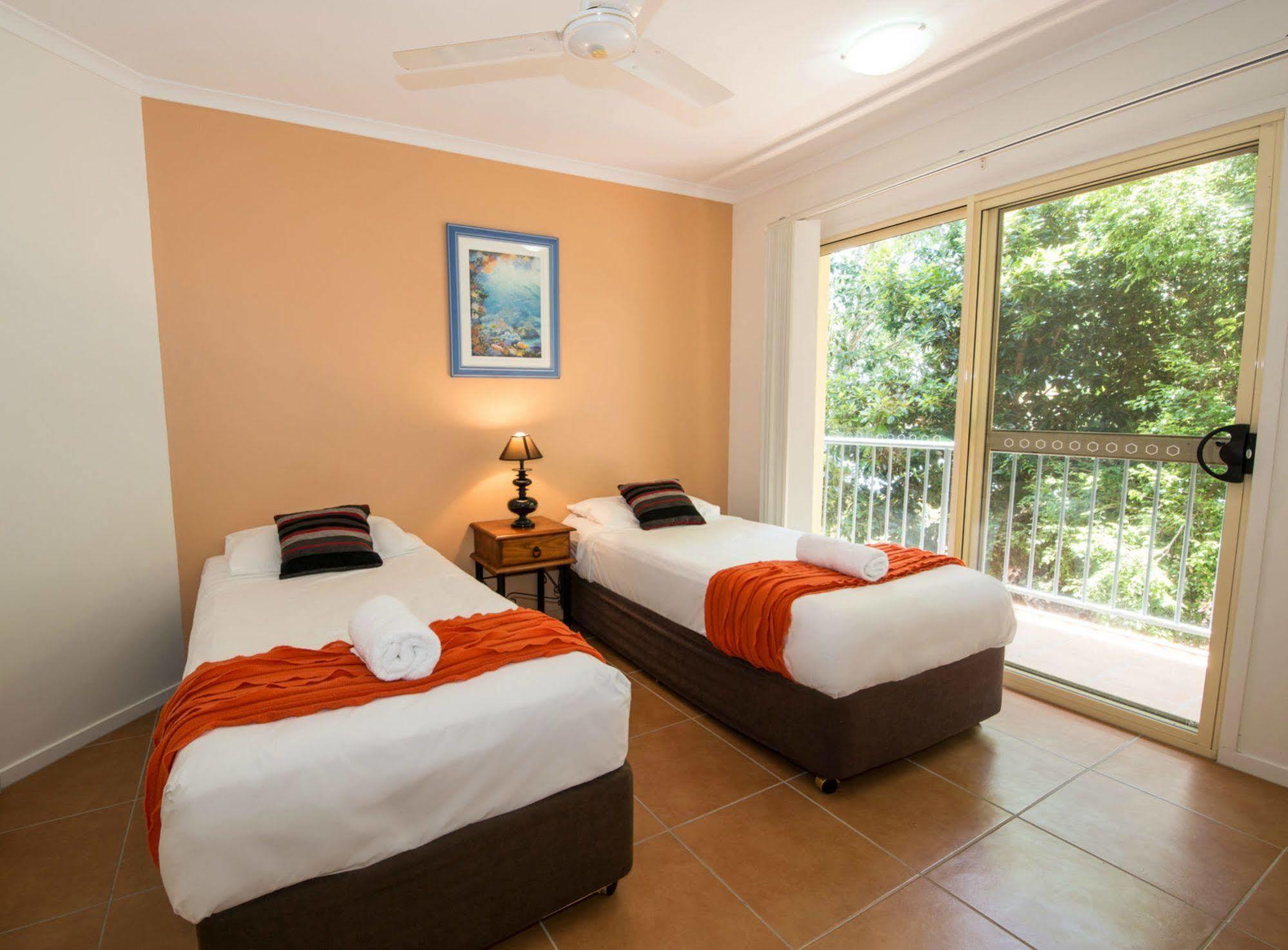 At Beach Court Holiday Villas Airlie Beach Exteriör bild