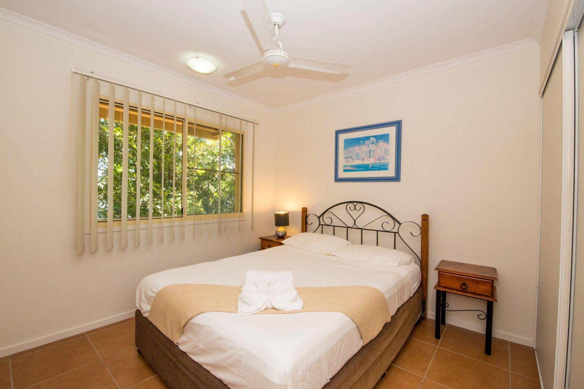 At Beach Court Holiday Villas Airlie Beach Exteriör bild