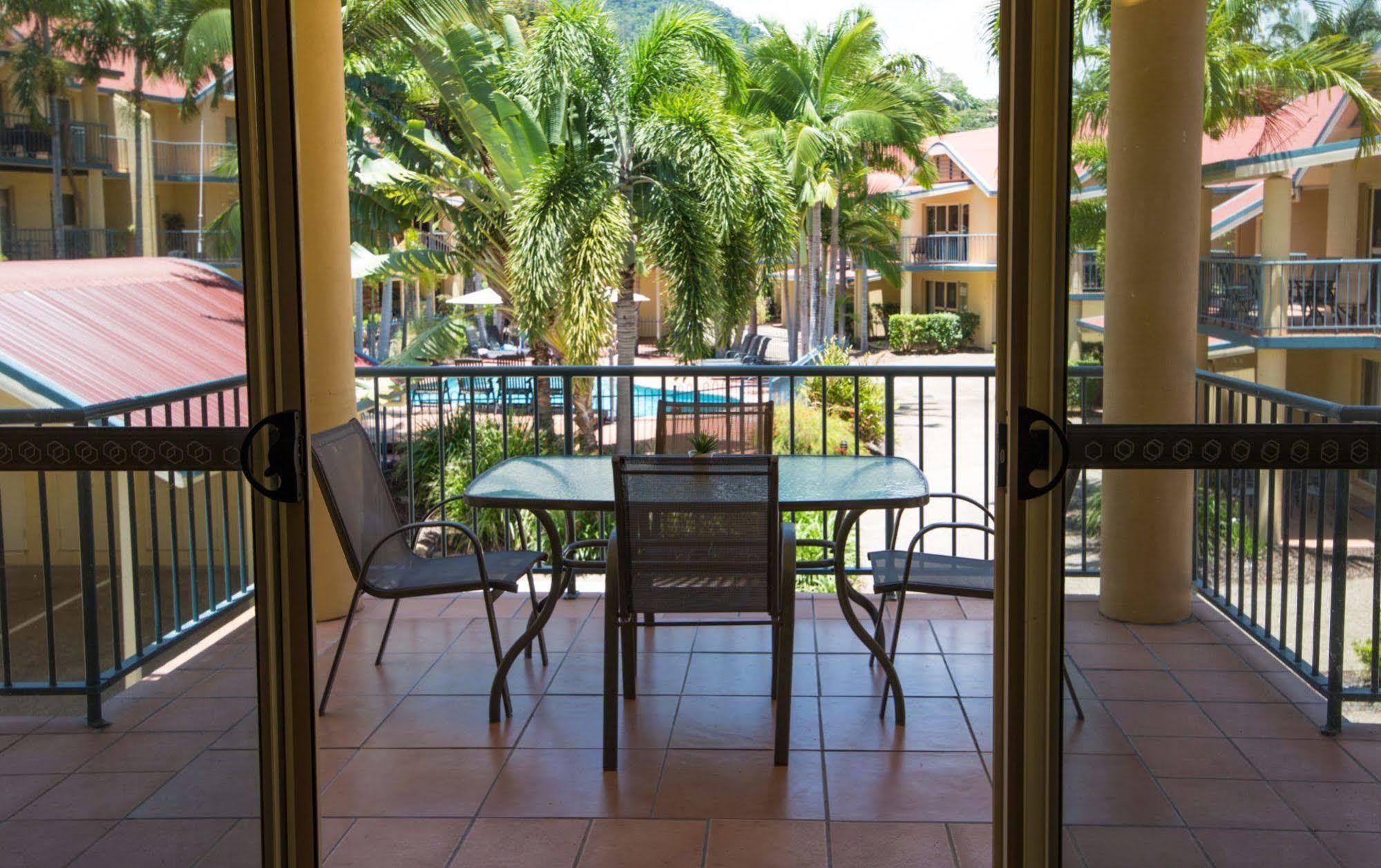 At Beach Court Holiday Villas Airlie Beach Exteriör bild