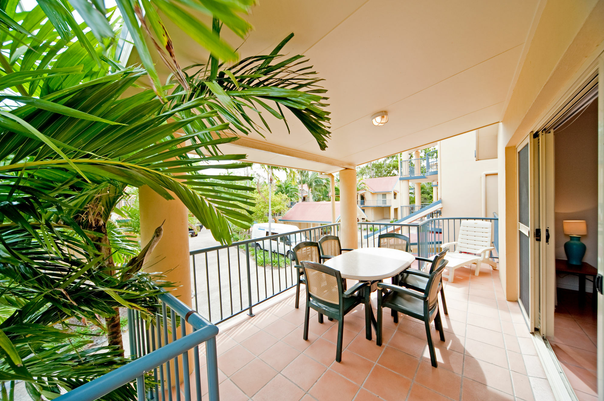 At Beach Court Holiday Villas Airlie Beach Exteriör bild