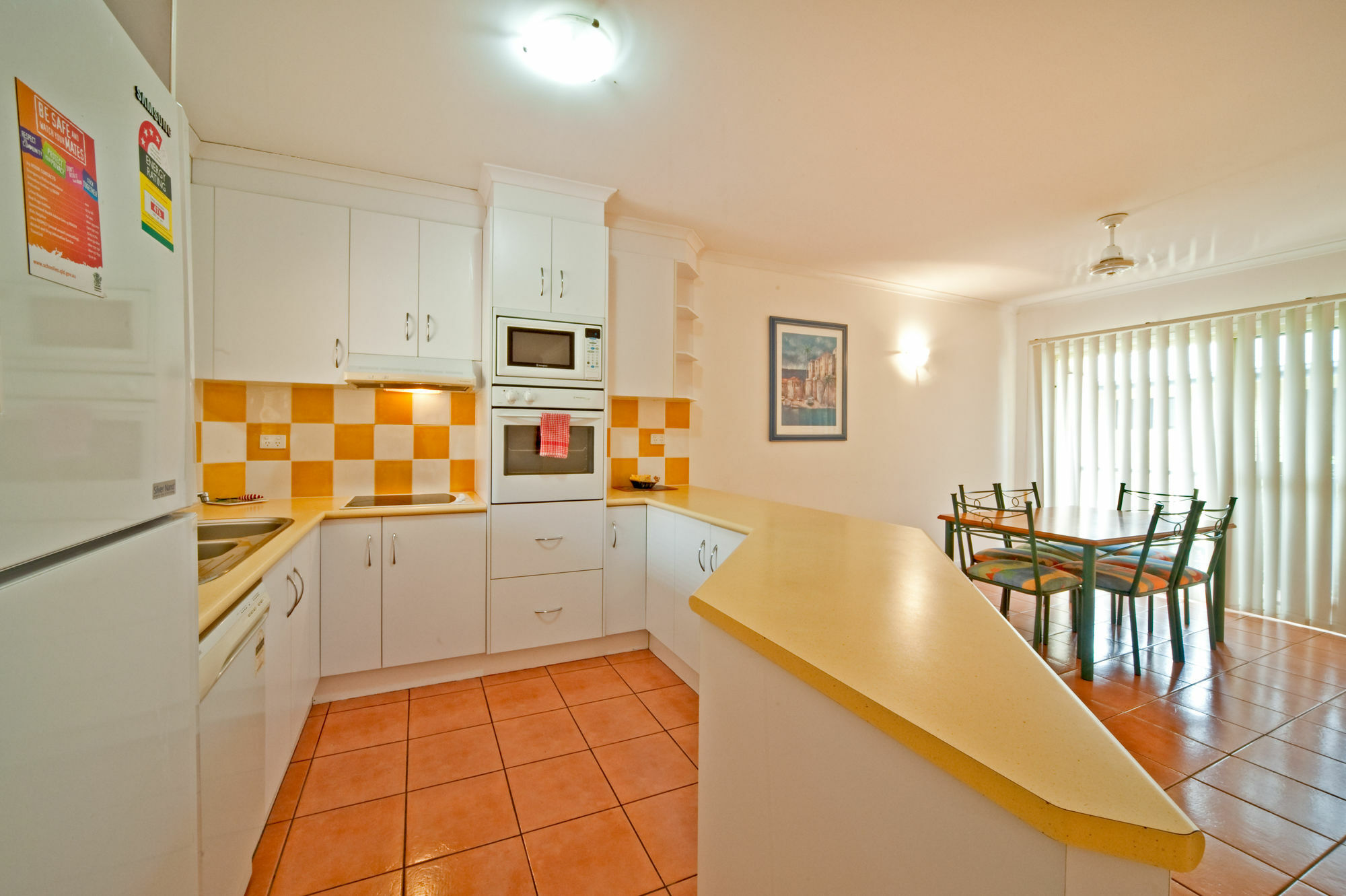 At Beach Court Holiday Villas Airlie Beach Exteriör bild
