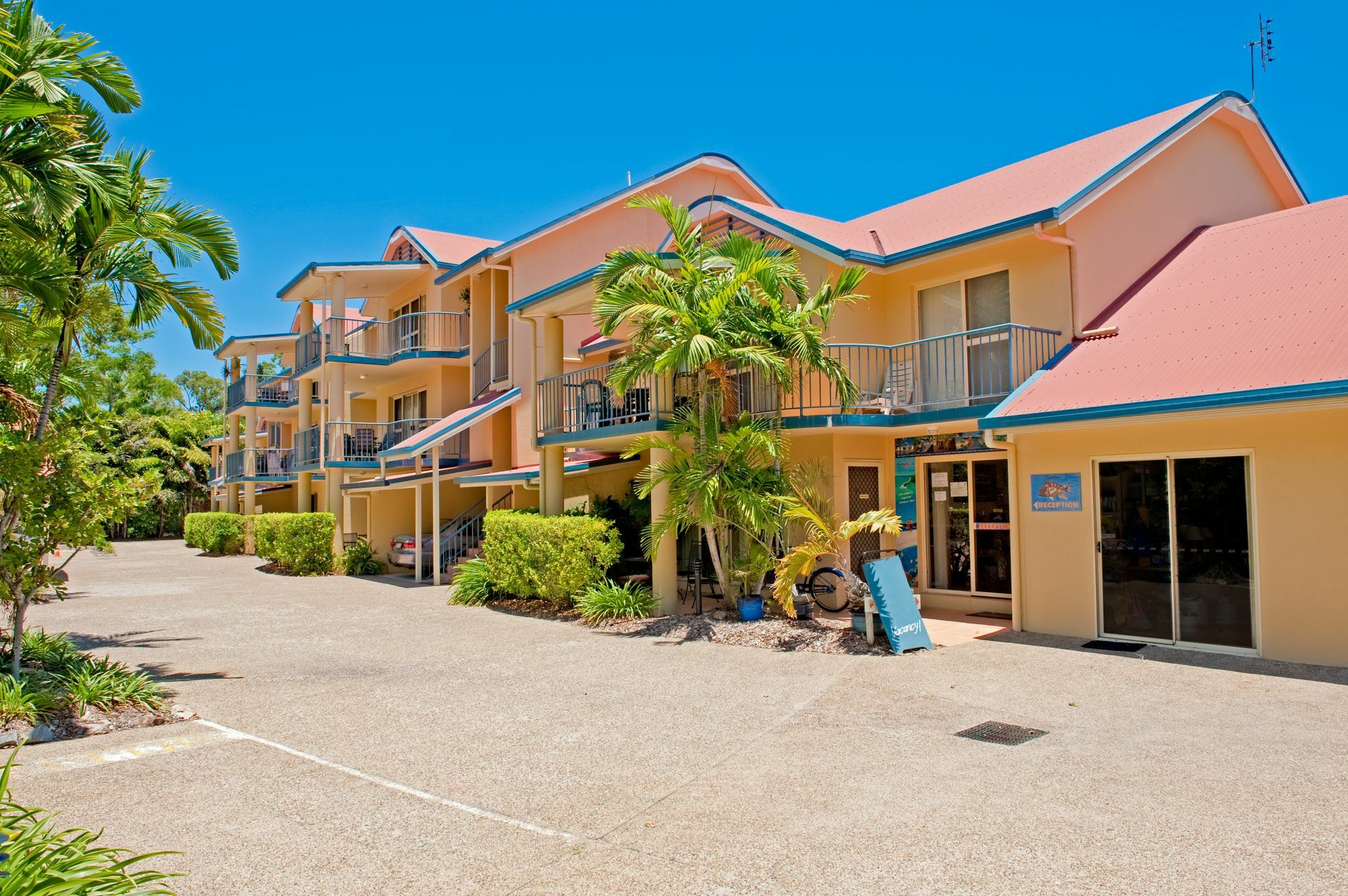 At Beach Court Holiday Villas Airlie Beach Exteriör bild
