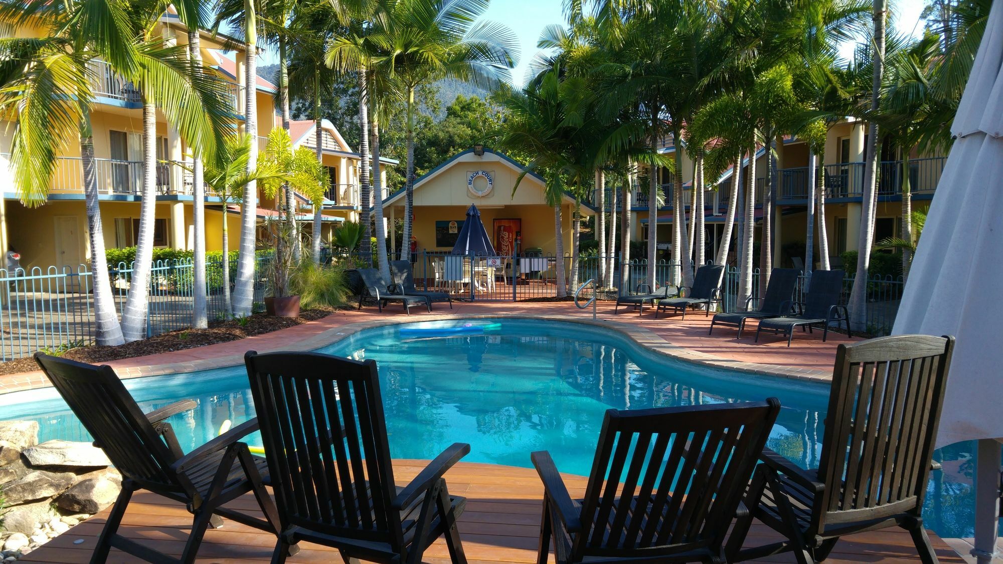 At Beach Court Holiday Villas Airlie Beach Exteriör bild