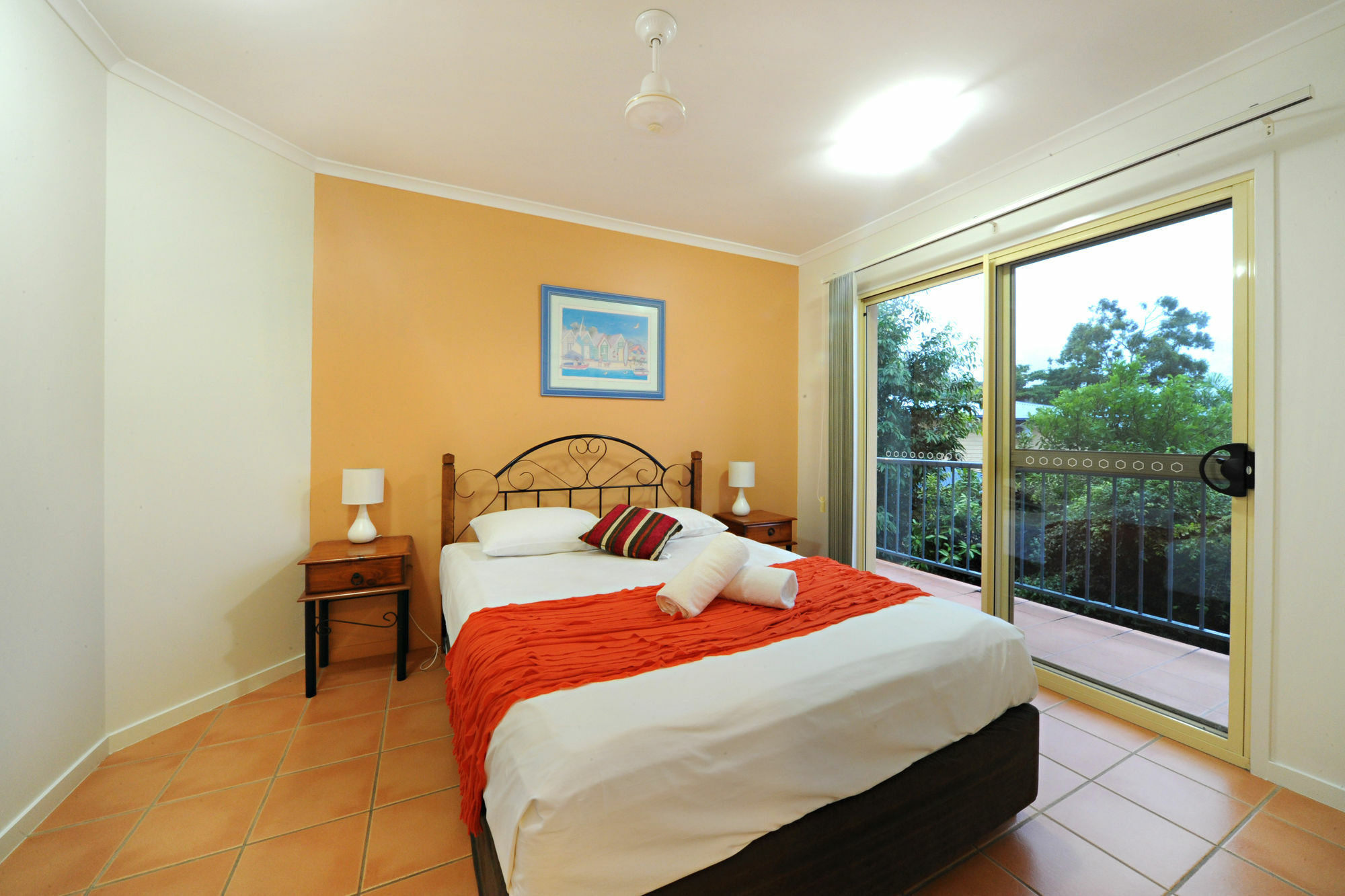 At Beach Court Holiday Villas Airlie Beach Exteriör bild